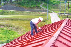 屋根のペンキ塗り